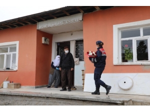 Elazığ’da Evden Çıkamayan Emekli İşçilere Çiçekli Vefa