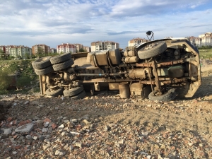 Yükünü Boşaltan Kamyon Devrildi
