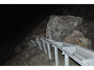 Yüksekova-van Karayolunda Heyelan