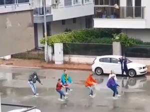 Kısıtlama Dinlemediler Sokak Ortasında Dans Ettiler