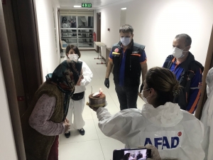 Karantinada Kalanlara Doğum Günü Sürprizi