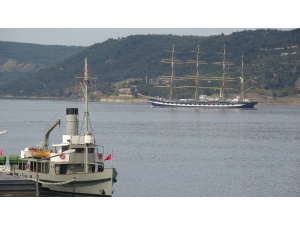 Tarihi Gemi ‘Kruzenshtern’ Çanakkale Boğazı’ndan Geçti