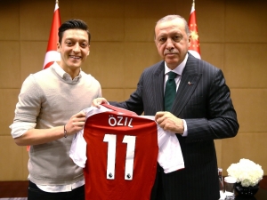 Mesut Özil’den Kızılay’a Anlamlı Bağış