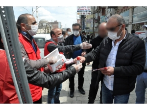 Yüksekova’da Ücretsiz Dağıtılan Maske Ve Dezenfektan Malzemesi İçin Vatandaşlar Birbiriyle Yarıştı