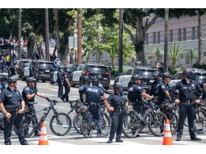 Abd’de Binlerce Kişiden ‘Evde Kal’ Karşıtı Protesto