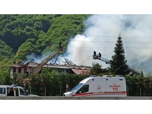 2 Katlı Ev, Ahır Ve 2 Otomobil Alevlere Teslim Oldu