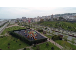 Korana Virüs Tedbirlerini Fırsat Bilip Çocuk Parklarını Yeniliyorlar