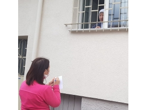 Belediye Başkanı Elinde Kağıt Kalem Ev Ev Sipariş Topluyor