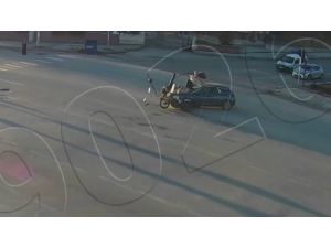 Feci Kaza Anları Kamerada, Otomobillerin Çarptığı Motosikletliler Fırladı