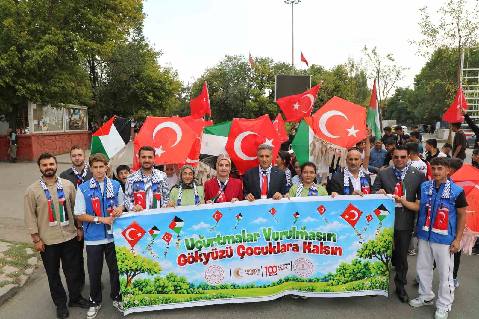 agri-da-bin-ogrenci-gazze-icin-yurudu-ucurtmalarini-gokyuzune-birakti