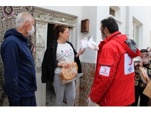 Bu Kez Sıcak Pidenin Yanında Maske Ve Dezenfektan Dağıttılar