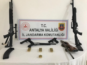Silah Kaçakçılığı Yapan Şahsın Evine Operasyon Düzenlendi