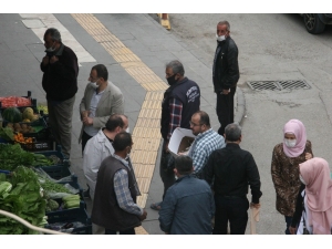 Kilisliler Sosyal Mesafe Kurallarını Hiçe Sayıyor