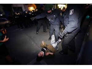 Berlin’deki İzinsiz Gösterilerde 50 Kişi Gözaltına Alındı