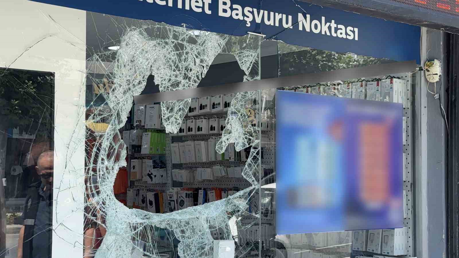 maskeli-hirsizlar-camini-odunla-kirdiklari-magazadan-400-bin-liralik-telefon-caldi