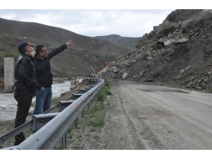 Yüksekova-van Karayolunda Heyelan