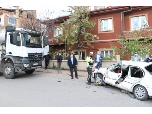 Beton Mikseriyle Otomobilin Çarpıştığı Kazada Baba Ve Oğlu Yaralandı