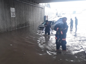 Alt Geçidi Su Bastı, Araçta Kalan 3 Kişi Sırtta Taşınarak Kurtarıldı
