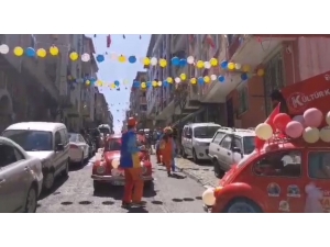 Vatandaş Balkondan Çaldı Animasyon Ekibi Doyasıya Oynadı