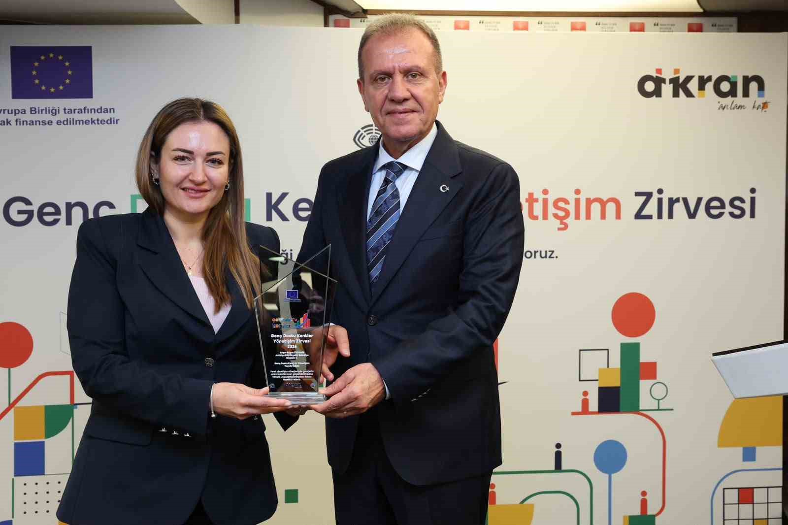 antalya-buyuksehir-in-genclik-odakli-calismalarina-odul
