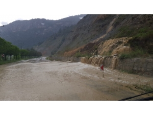 Aniden Bastıran Sağanak Yağış Heyelan Riskini Arttırdı