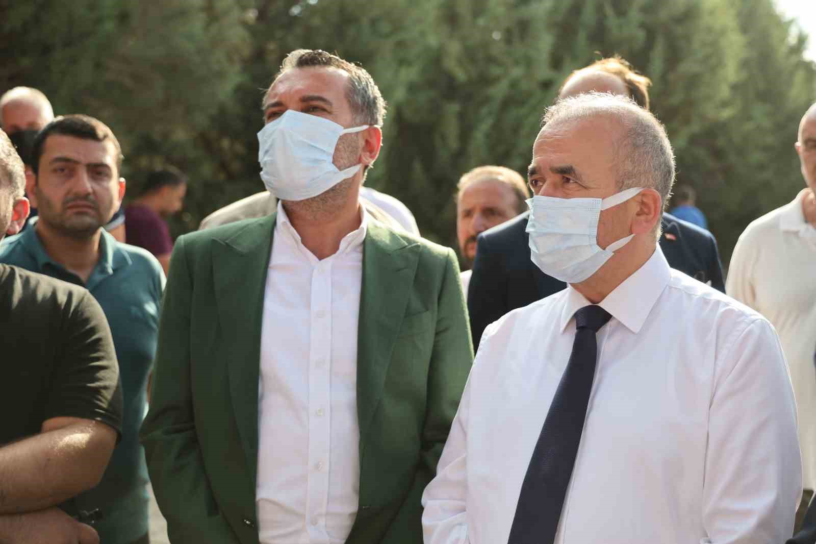 vali-hatipoglu-yangin-bolgesinde-ilk-tespitlere-gore-5-iscimiz-hafif-duzeyde-yaralandi