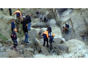 Hakkari’de Dereye Düşen Çocuğun Cansız Bedenine Ulaşıldı