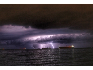 İskenderun Körfezi’nde Şimşekler Görsel Şölen Oluşturdu