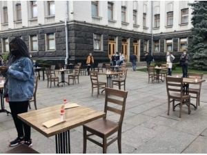 Ukrayna’da İlginç Protesto: Devlet Başkanlığı Binası Önüne Masa Kurdular