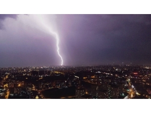 İstanbul’da Geceyi Aydınlatan Şimşekler Havadan Görüntülendi