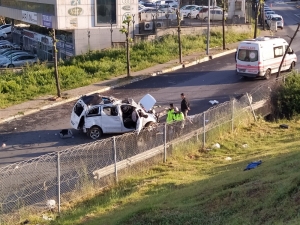 Tem’de Bariyerleri Aşan Araç Yan Yola Savruldu: 1 Ölü 1 Ağır Yaralı