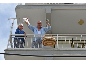 Mahallelerde Ekmek Ve Pide Satışı Yapılıyor