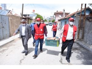 Başkan Kılca, Kızılay Gönüllüsü Olup Ekmek Ve Gıda Kolisi Dağıttı