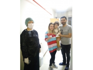 Karantinadaki Çiftin Evlilik Yıldönümünü Görevliler Kutladı