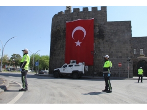 Diyarbakır’da Cadde Ve Sokaklar Kısıtlamanın 3’üncü Gününde De Boş Kaldı