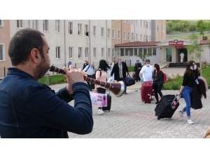 Karantina Süresi Dolan 343 Kişi Davul Ve Zurna İle Uğurlandı