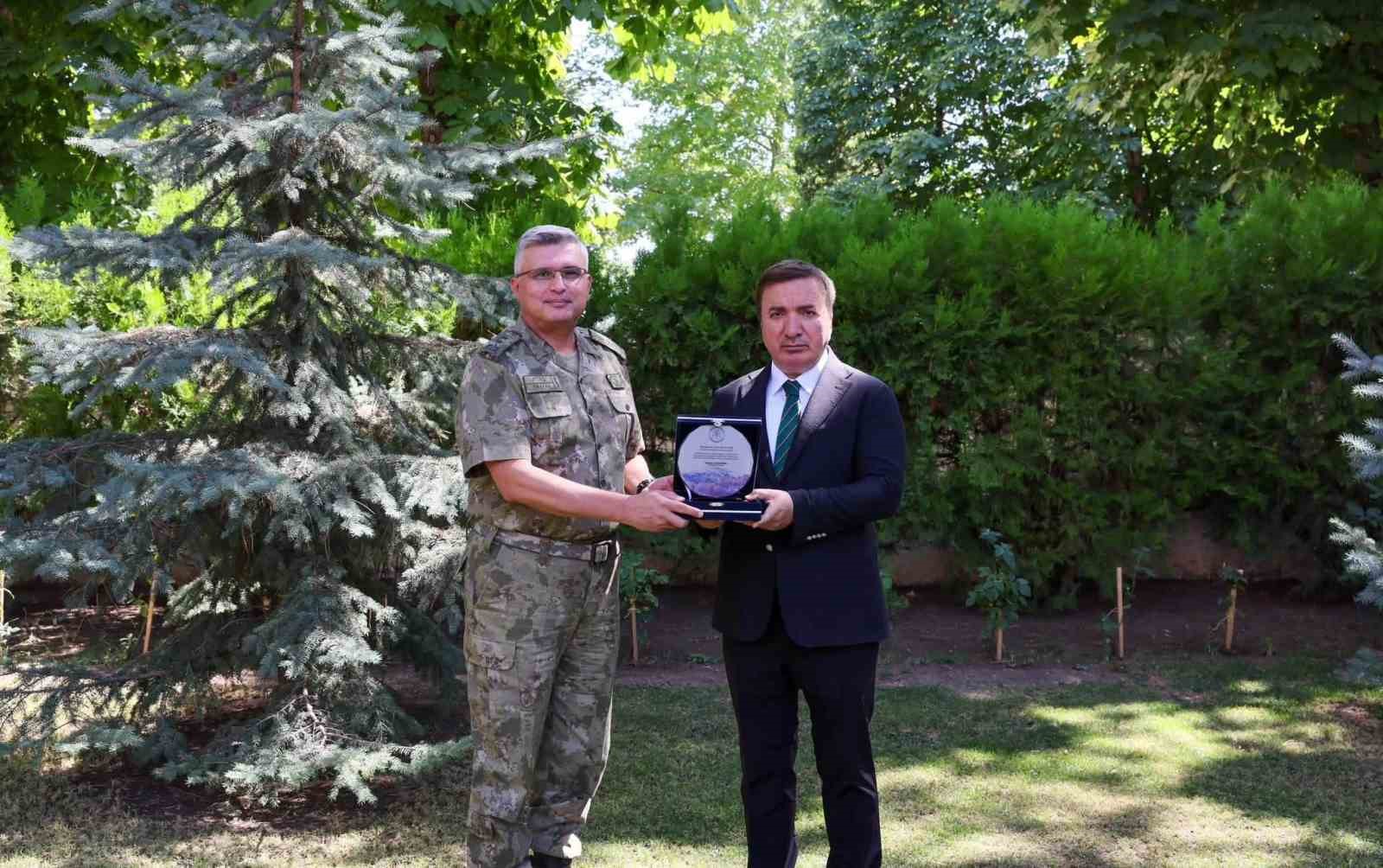 yas-karariyla-emekliye-ayrilan-tumgeneral-atac-tan-vali-aydogdu-ya-veda-ziyareti