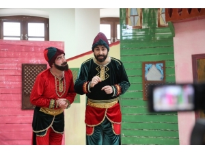 Hacivat İle Karagöz Oyunu Sokağa Çıkma Kısıtlamasında Evlere Taşındı