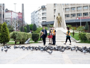 Başkan Akay Güvercinleri Besledi