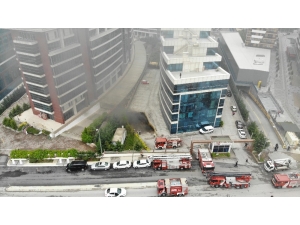 Pendik’te Yangın Çıkan Binadan Vatandaşlar Anons İle Tahliye Edildi