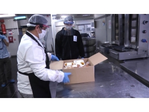 Ramazan’da İhtiyaç Sahiplerinin Sofralarına Sıcak Yemek Gidiyor