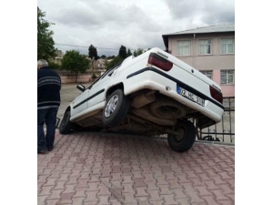 Otomobil İstinat Duvarında Askıda Kaldı
