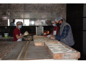 Antalya’da Fırıncıların 280 Derece Sıcakta Ramazan Mesaisi