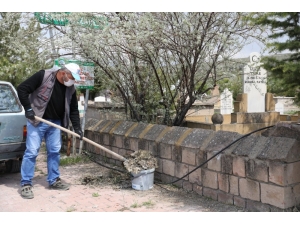 Melikgazi’de Mezarlıklar Bakım Ve Onarımdan Geçiyor