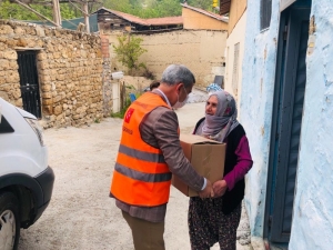 Başkan Çınar, Yardım Ekibine Yardımcı Oldu Ramazan Gıda Kolisi Dağıttı
