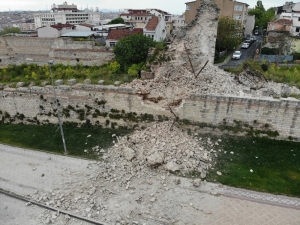 Fatih’teki Tarihi Surlarda Çökme Yaşandı