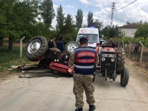 Devrilen Traktörün Altında Kalan Sürücü Yaralandı