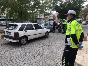 Sokağa Çıkma Kısıtlamasını İhlal Edip Polisten Kaçan 2 Kişiye 13 Bin Tl Ceza