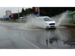 Yağmurda Caddeler Göle Döndü