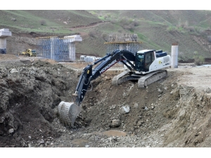 Heyelandan Dolayı 3 Gündür Kapalı Olan Yüksekova-van Karayolunda Hummalı Çalışma